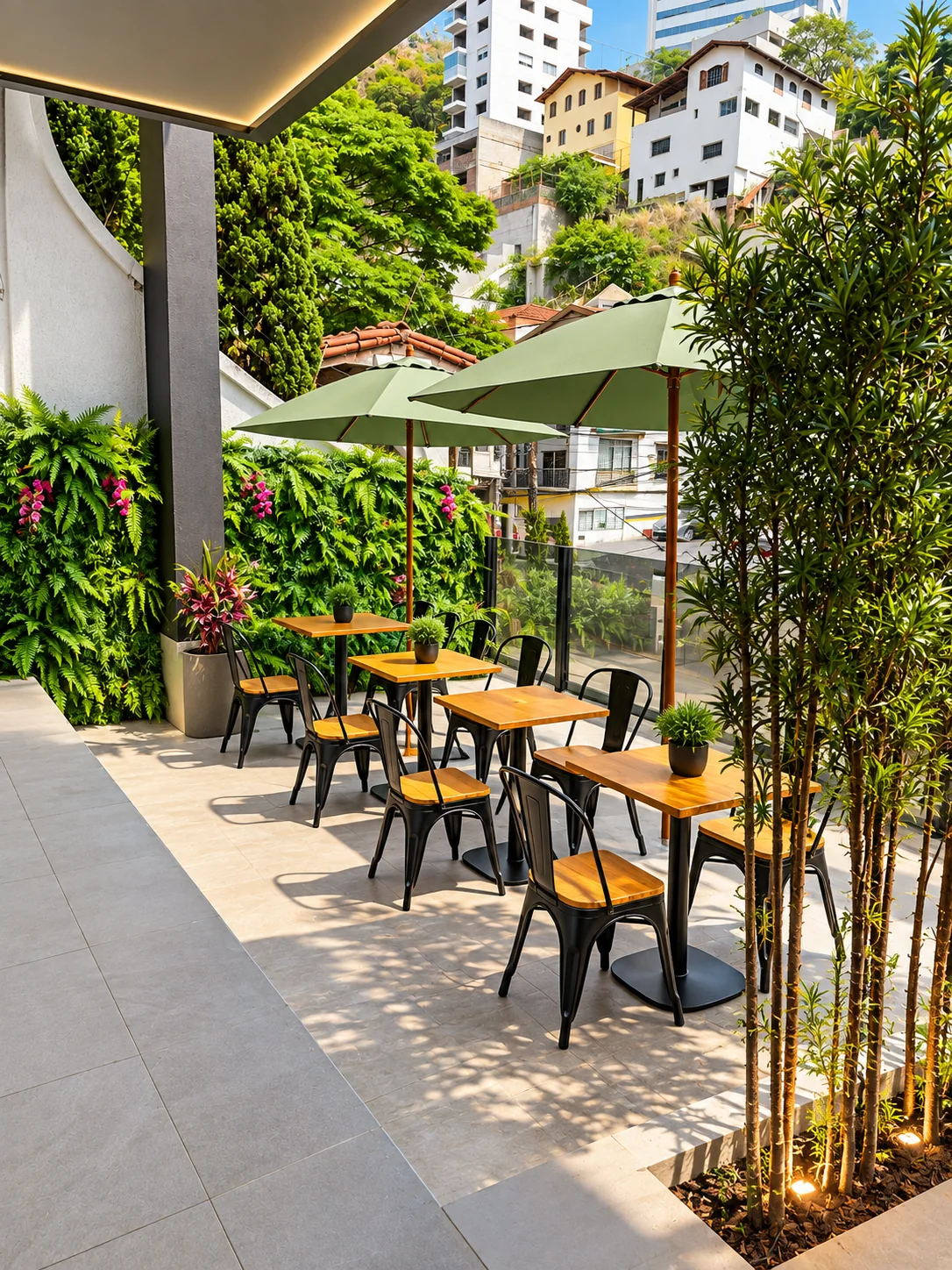Terraço arborizado com mesas da cafeteria CafeWorking