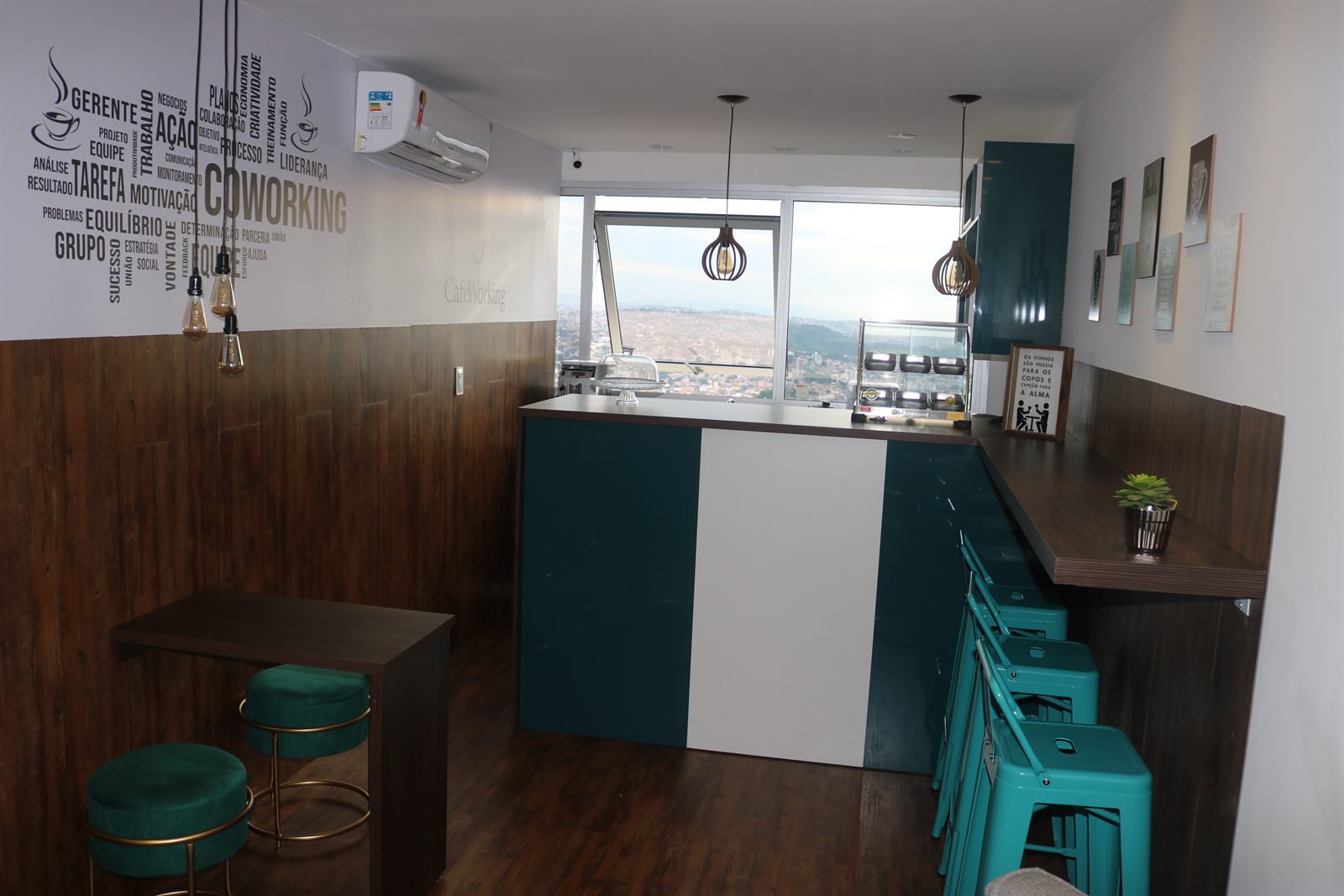 Área de cafeteria e convivência da unidade CafeWorking Estoril