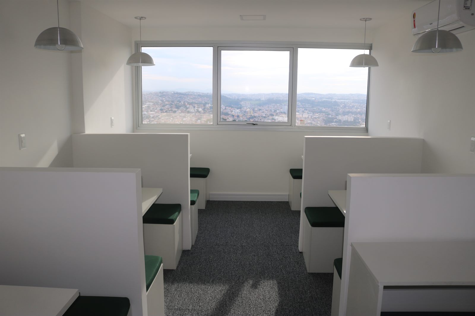 Estações de trabalho compartilhadas com vista panorâmica na unidade Estoril